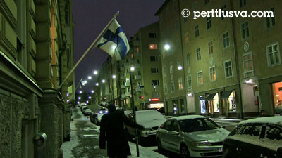 Helsinki en diciembre con la bandera finlandesa